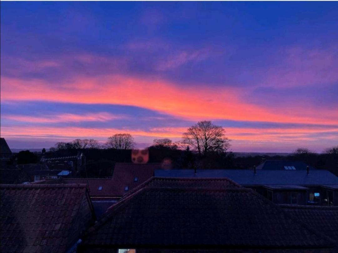 Sunset View, 2 Bedrooms In The Heart Of Holt With Parking Exterior photo